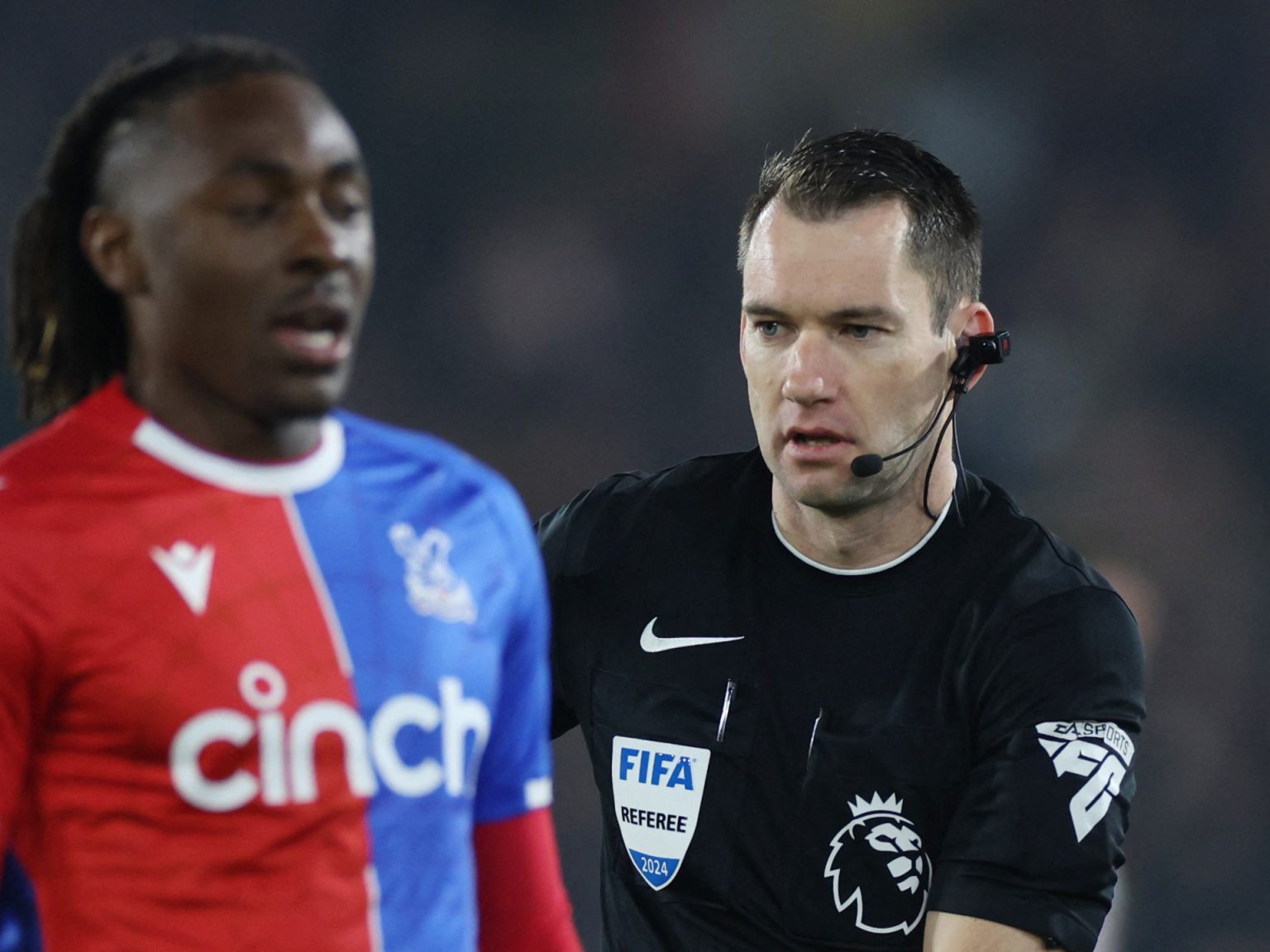 بالفيديو.. الكشف عن محتوى “كاميرا الحكم” في مباراة كريستال بالاس ويونايتد