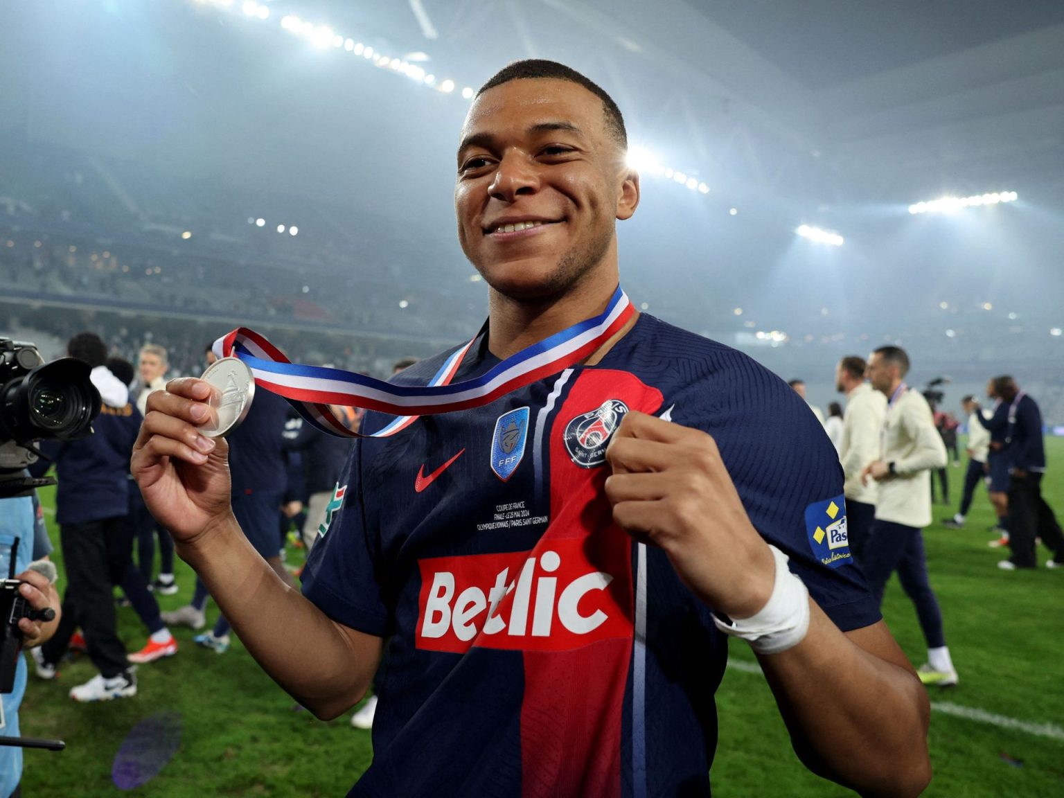 “لماذا لا تقول إنك وقعت لريال مدريد؟”.. مبابي يجيب