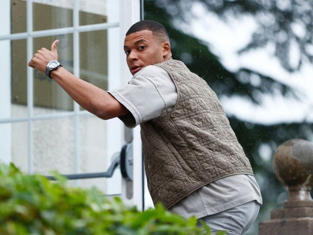 مبابي يقدم لاعبا لريال مدريد قبل يورو 2024