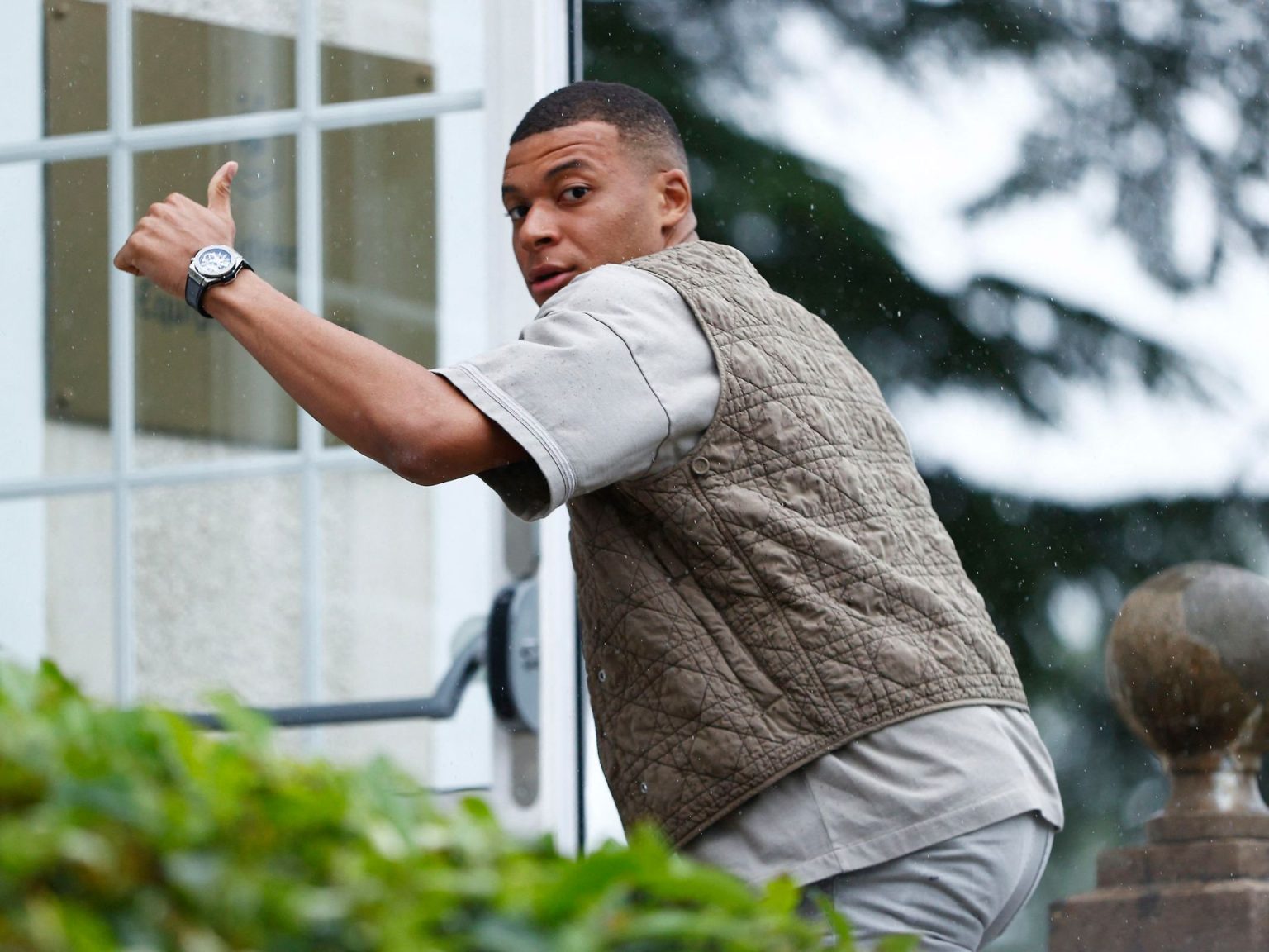 مبابي يقدم لاعبا لريال مدريد قبل يورو 2024