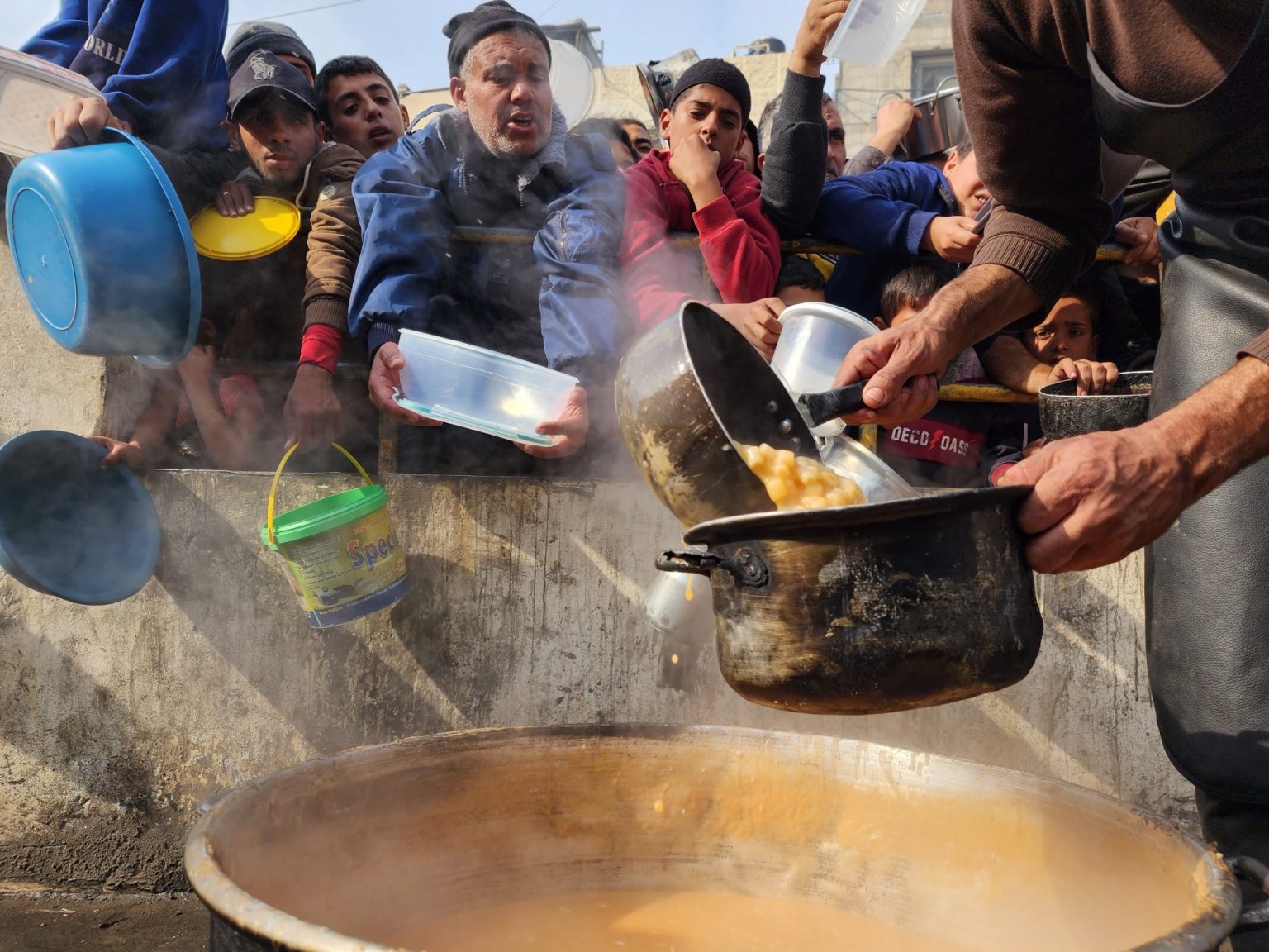 في ظل الحرب والحصار.. شبح المجاعة يحوم على رؤوس الغزيين