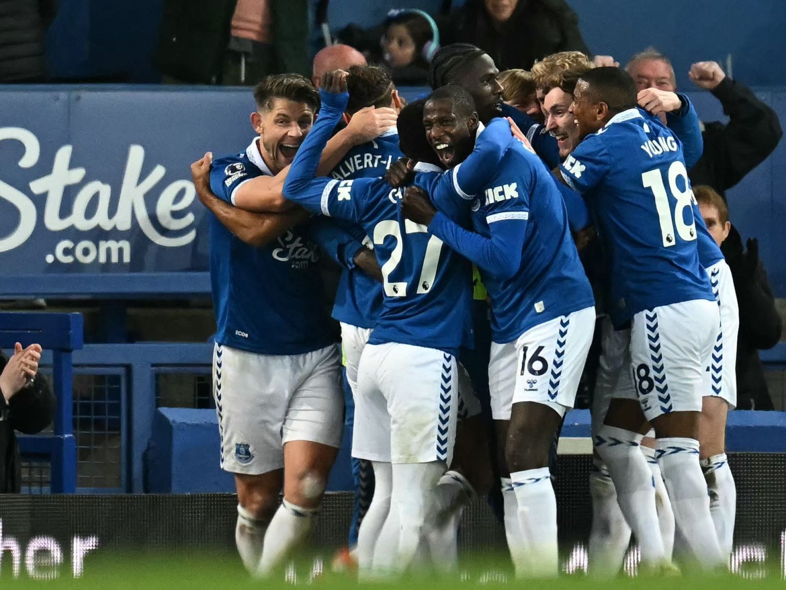 جماهير إيفرتون تصف صفقة بيع أسهم النادي بأنها “مهزلة”