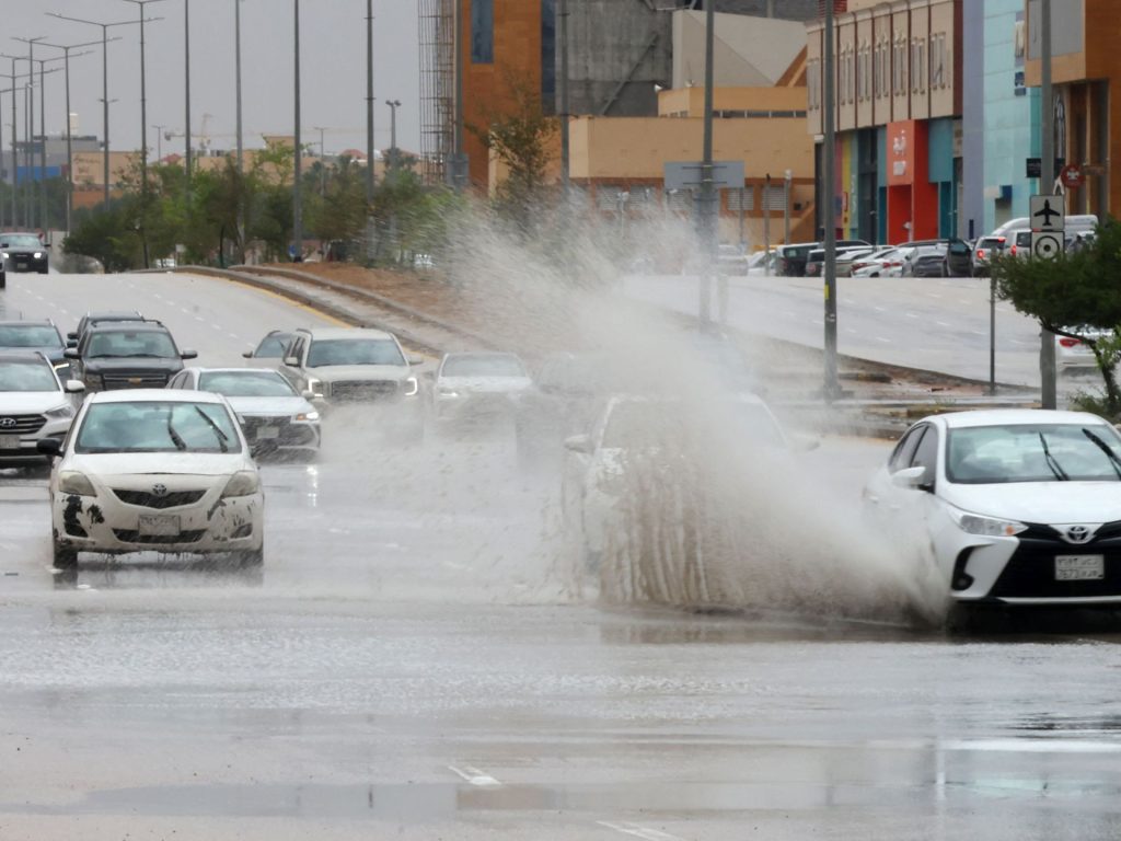 سيول تعطل الدراسة بالسعودية والإمارات تعلن رفع حالة التأهب