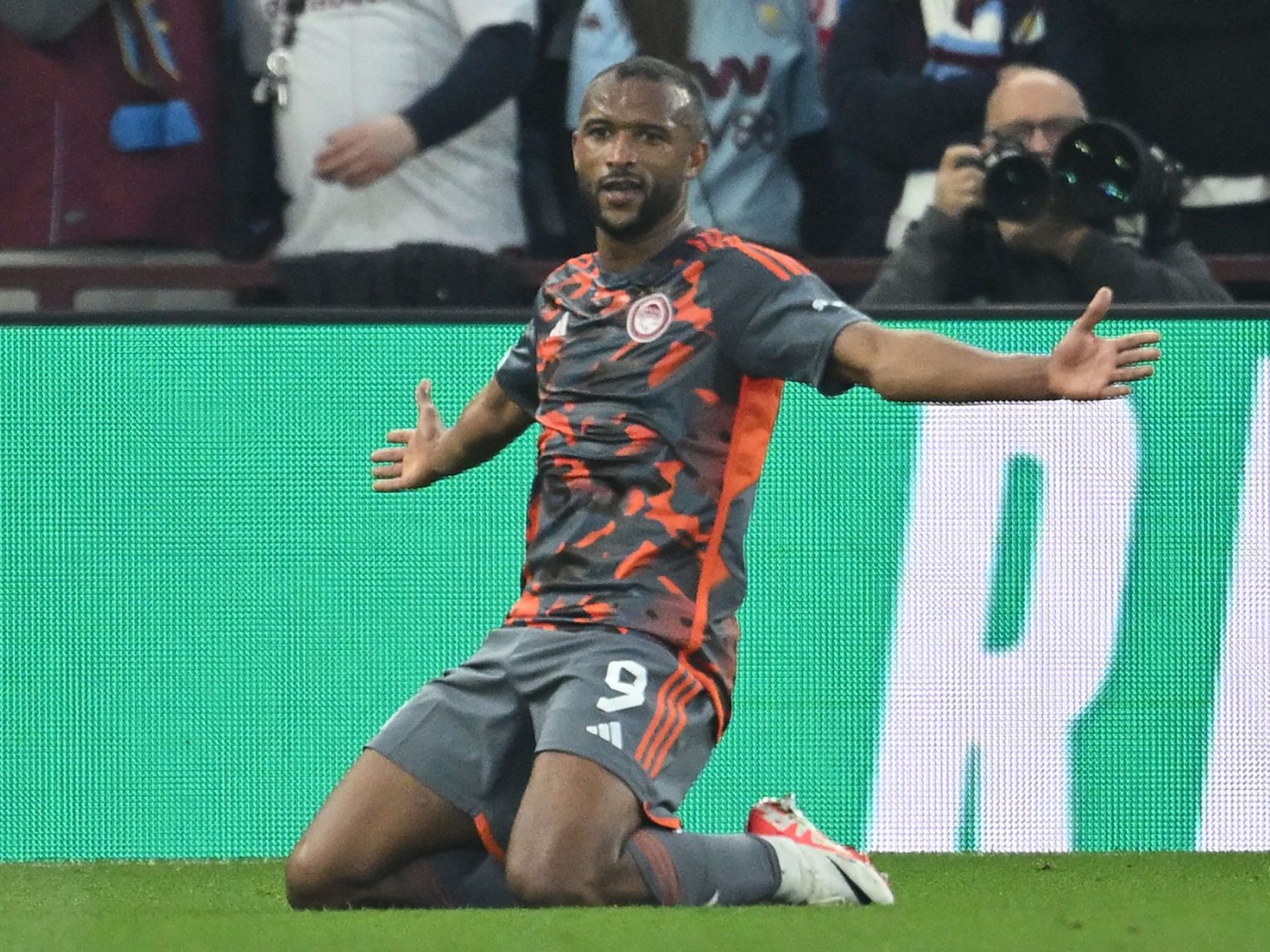 المغربي أيوب الكعبي سلاح أولمبياكوس في نهائي “المؤتمر الأوروبي”