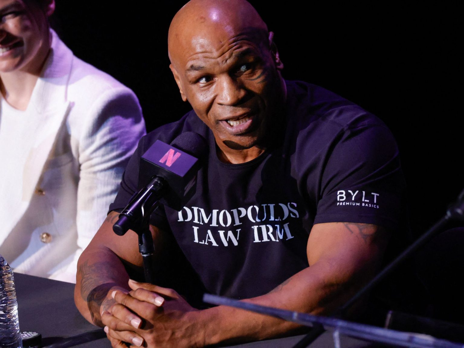 أجلسه على كرسي متحرك.. “معجزة” تايسون في تغلبه على مرض “عرق النساء”