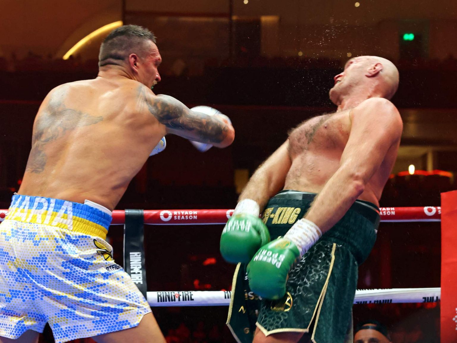 الملاكم الأوكراني أوسيك يهزم فيوري ويفرض نفسه بطلا عالميا للوزن الثقيل