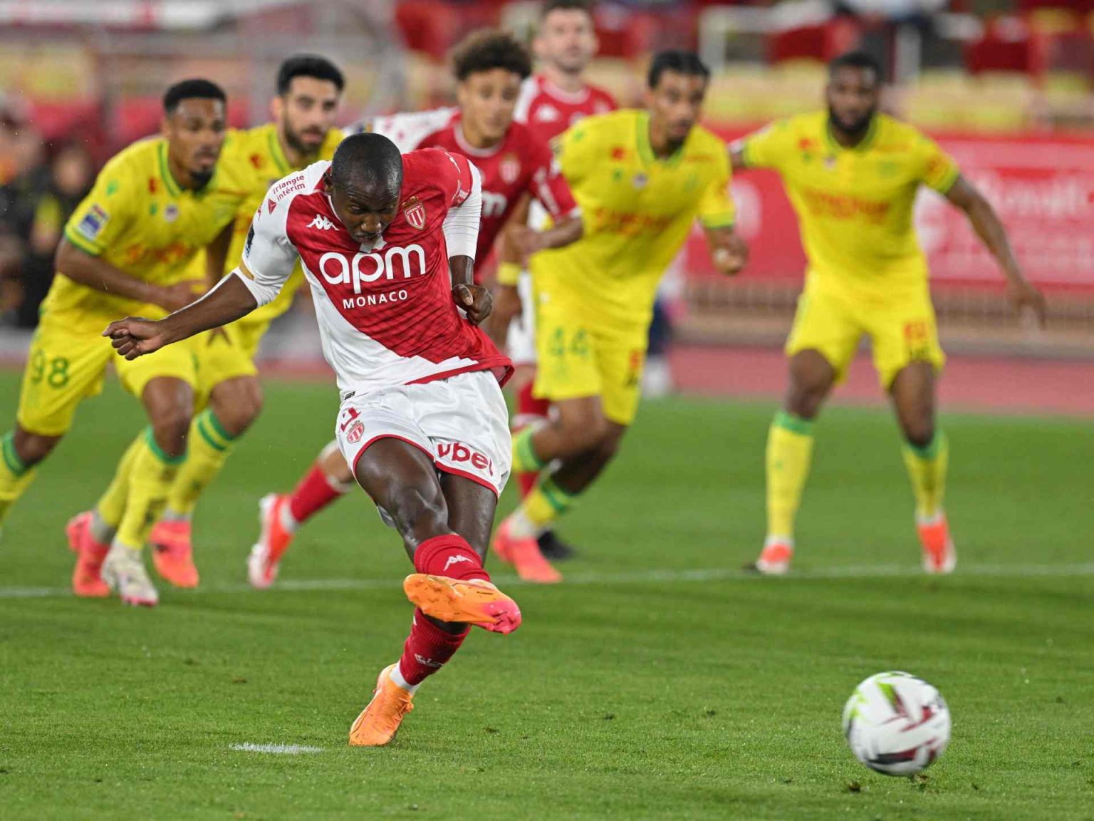 رابطة الدوري الفرنسي توقف محمد كامارا بسبب إخفائه شعارا يدعم المثليين