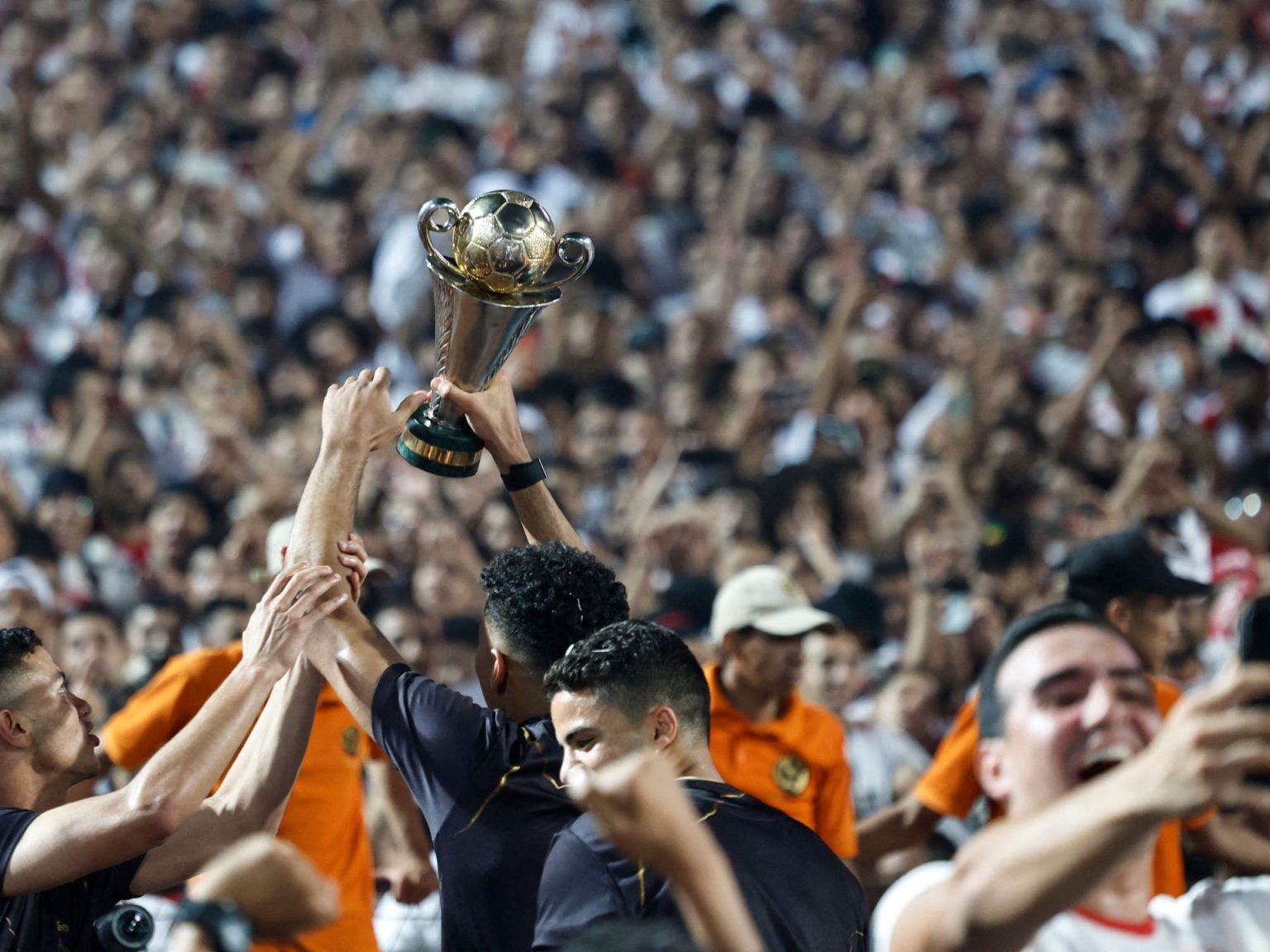 “كاف” يتوعد الزمالك بإجراءات تأديبية بعد “الانتهاكات” في نهائي كأس الكونفدرالية