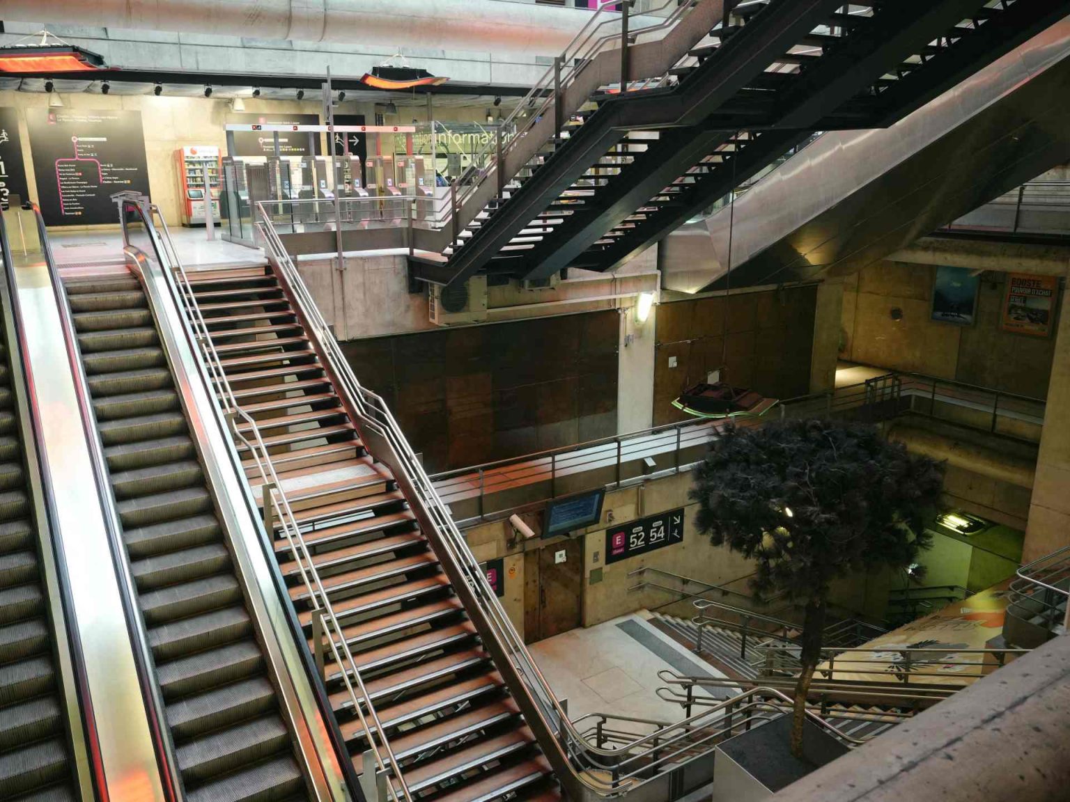 إضراب عمال السكك الحديدية في باريس قبل شهرين من انطلاق أولمبياد 2024