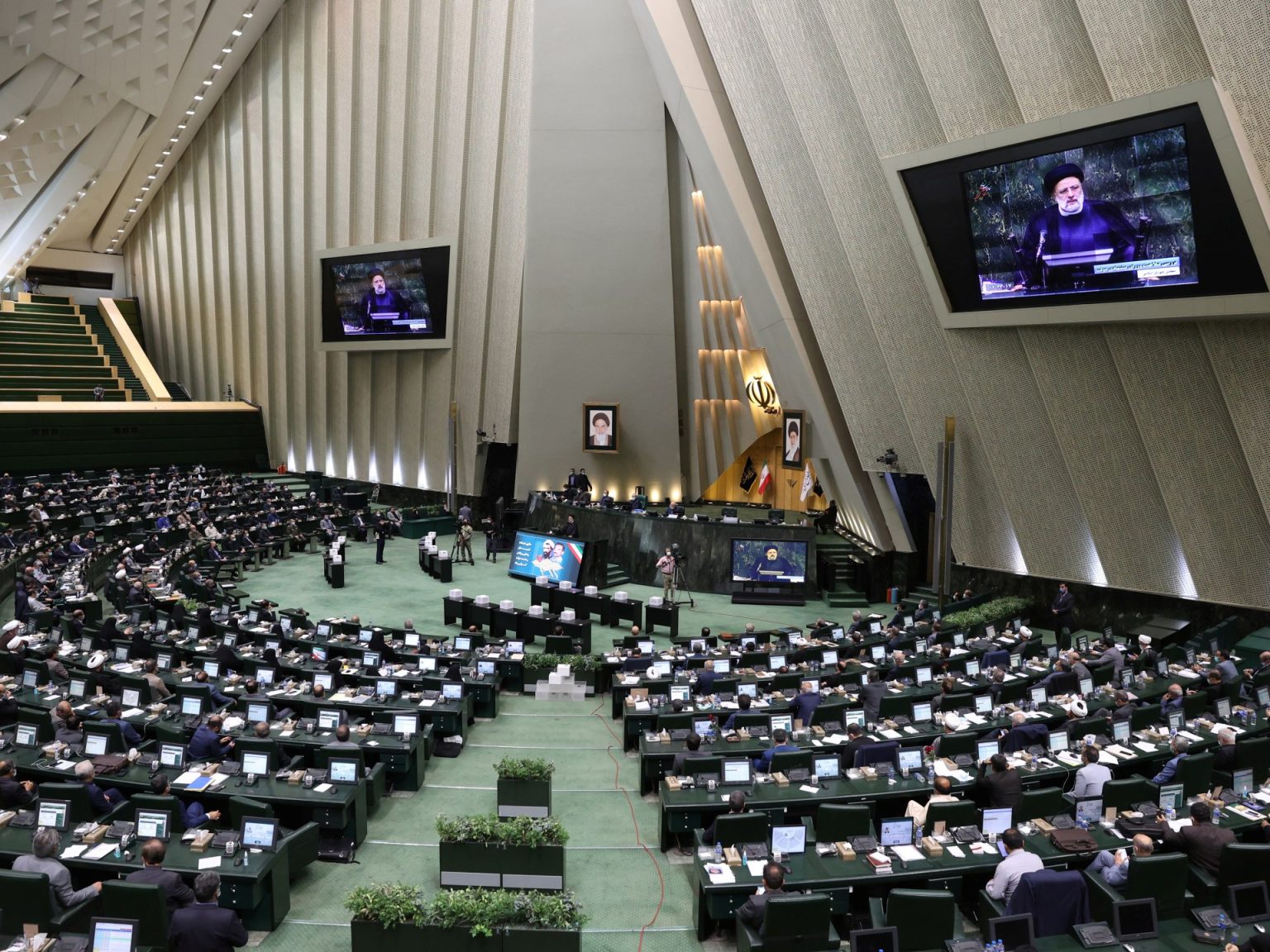 هل تتأثر سياسة إيران الخارجية بعد هيمنة المحافظين على البرلمان؟