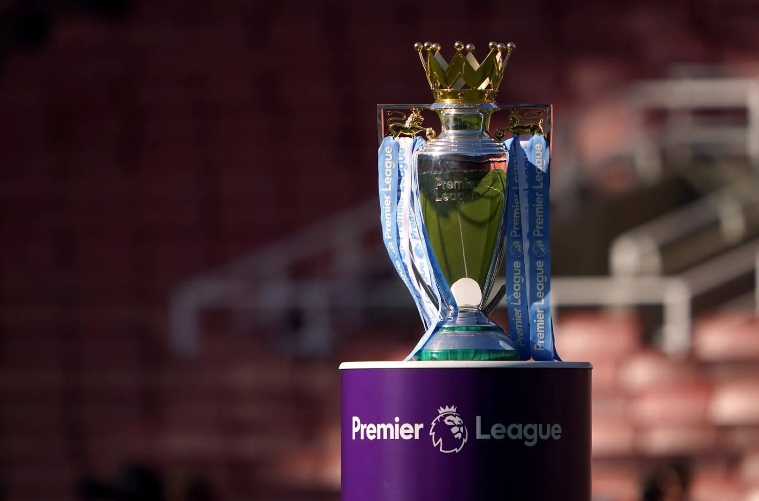 أرسنال وسيتي مرشحان للظفر بها.. أين وُضعت كأس الدوري الإنجليزي الممتاز؟