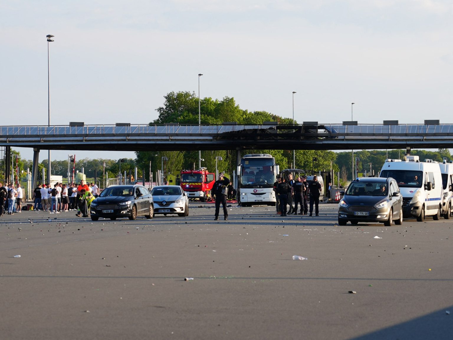 دانها ماكرون.. اشتباكات عنيفة بين مشجعي ليون وسان جيرمان