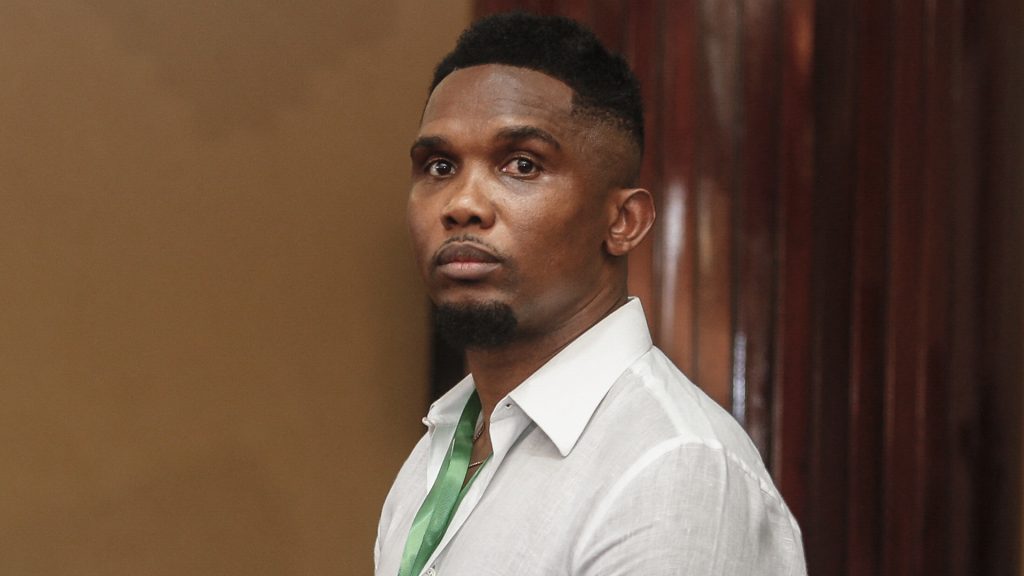 صمويل إيتو “يفقد أعصابه” ويدخل في مشادة مع المدرب الجديد للمنتخب الكاميروني