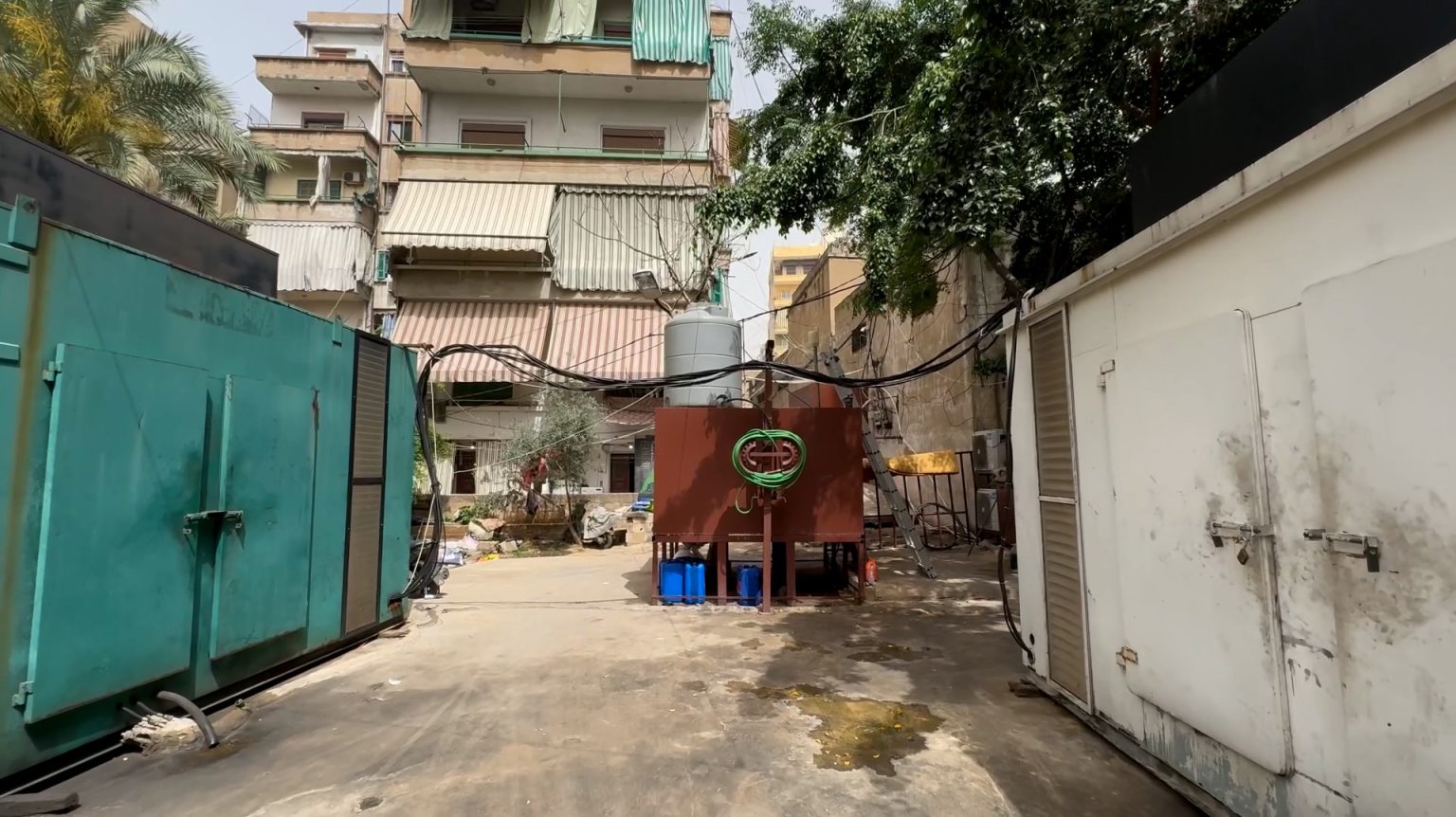 شاهد.. ما علاقة زيادة مرضى السرطان بمولدات الكهرباء في بيروت؟