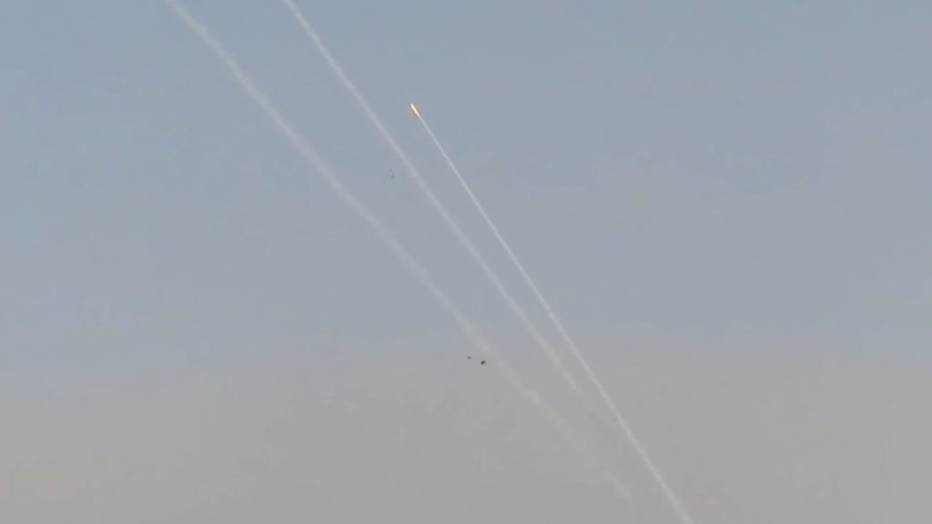 إسرائيل: حماس قصفت تل أبيب من مواقع على بعد 800 متر من قواتنا