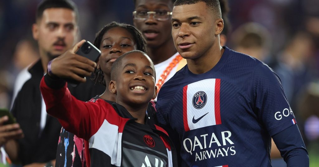 “شكرا كيليان مبابي”.. جماهير باريس سان جيرمان تودع أسطورتها