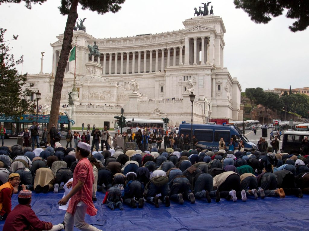 تخوف بإيطاليا من التضييق على مصليات المسلمين؟