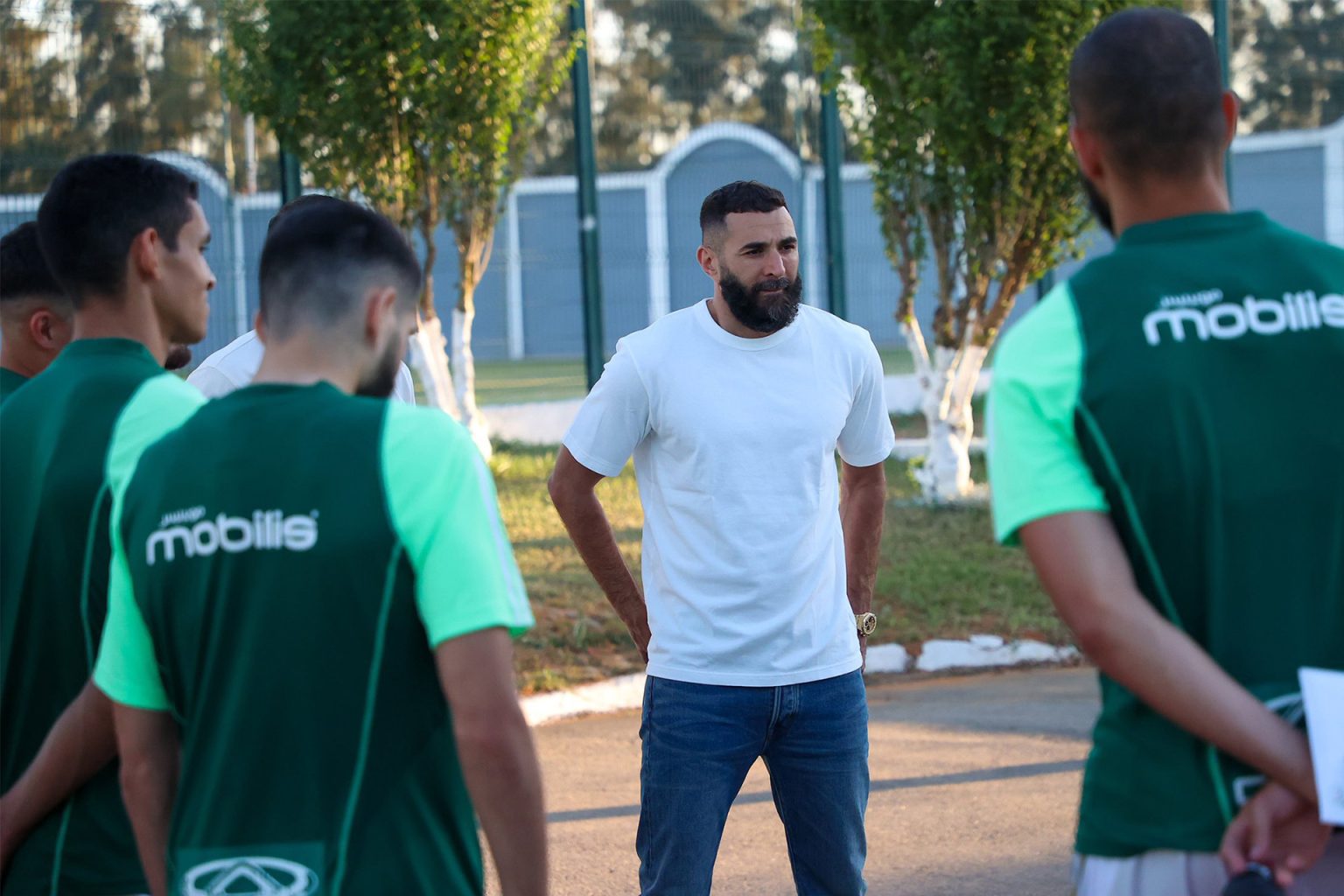 شاهد.. بنزيمة في تدريبات منتخب الجزائر قبل مواجهة غينيا بتصفيات مونديال 2026