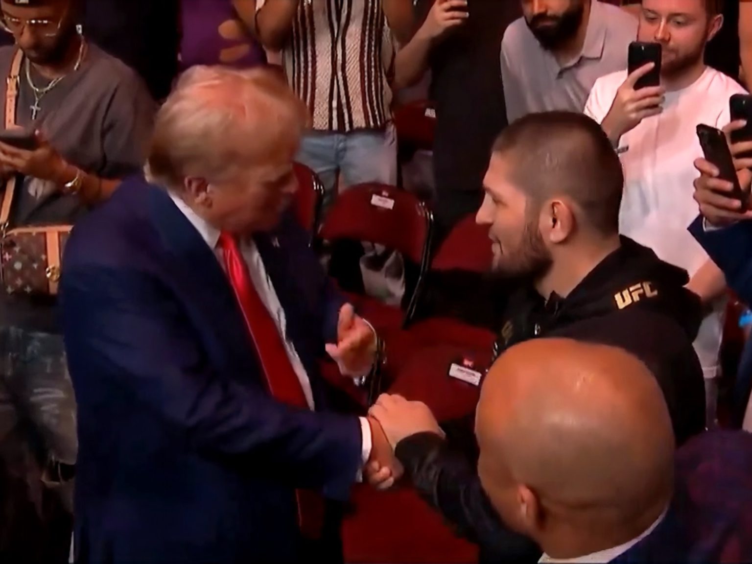 بالفيديو.. ترامب يتعهد للبطل نورمحمدوف بوقف الحرب على غزة