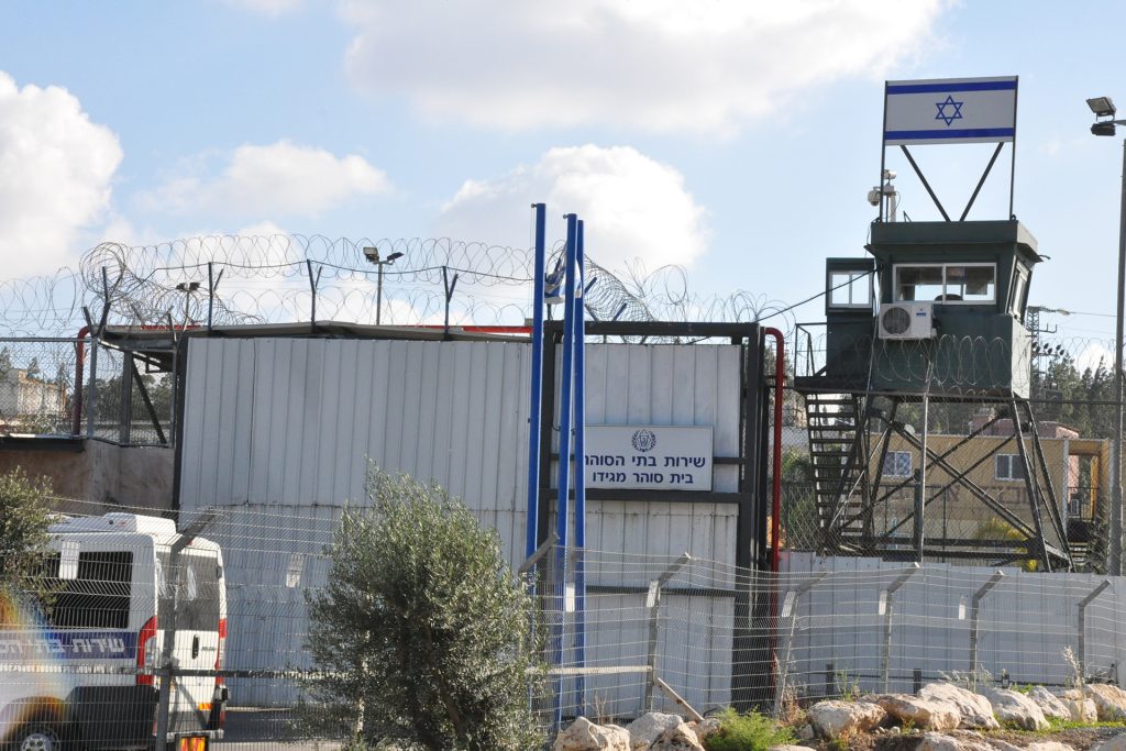 تعذيب وضرب وجرب.. هيئة فلسطينية: إسرائيل تغتال طفولة الأسرى القصّر