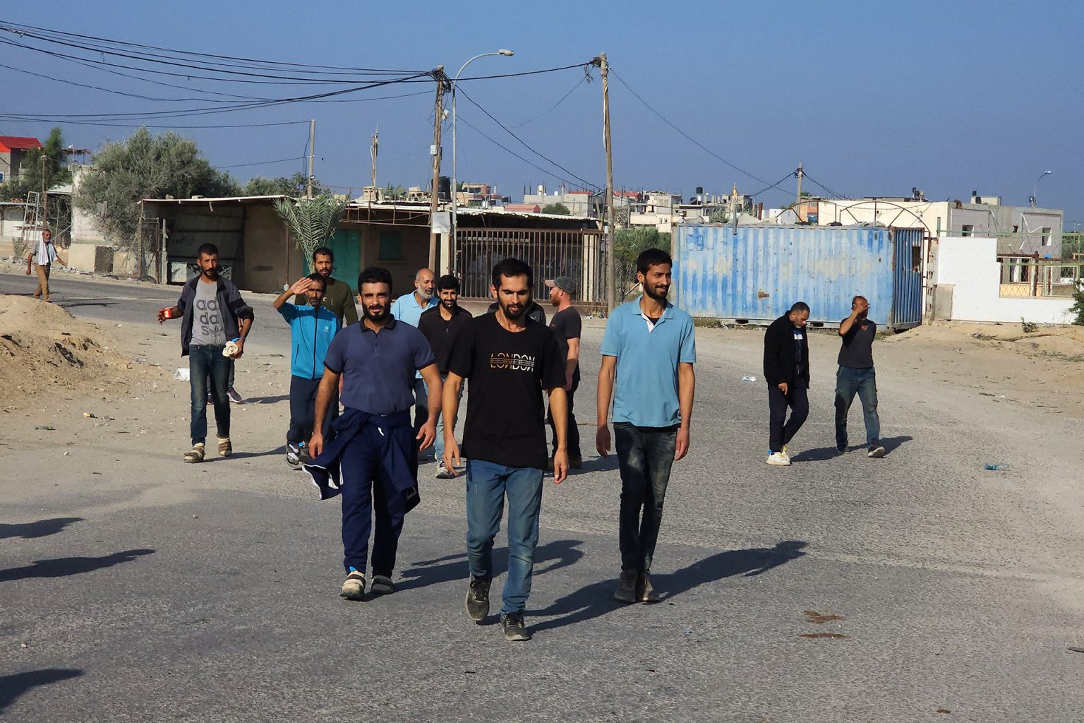 بعد الاعتقال والتنكيل.. عمال غزة يعانون سلب حقوقهم المادية