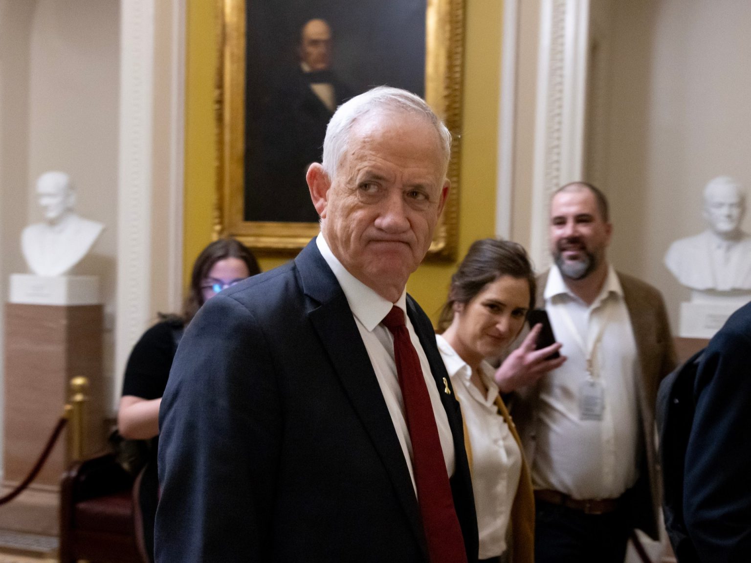 نتنياهو يناشد غانتس عدم الاستقالة من حكومة الحرب