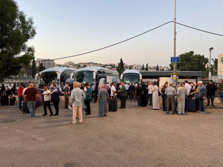 القدس /بيت حنينا / من أمام مسجد الدعوة / قرابه ٣٥٠ حاج مقدسي يتوجهون إلى الديار الحجازية لأداء فريضة الحج / شركة مشاعر للحج والعمرة