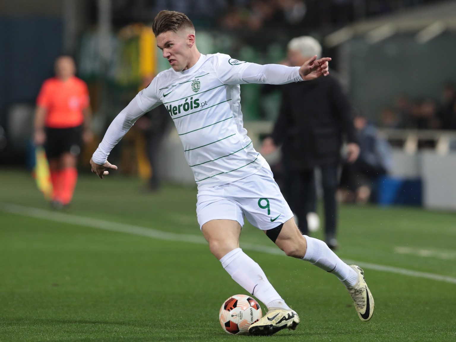 تفوق على مبابي وكين.. نجم لشبونة الأكثر مساهمة بالأهداف في الدوريات الكبرى