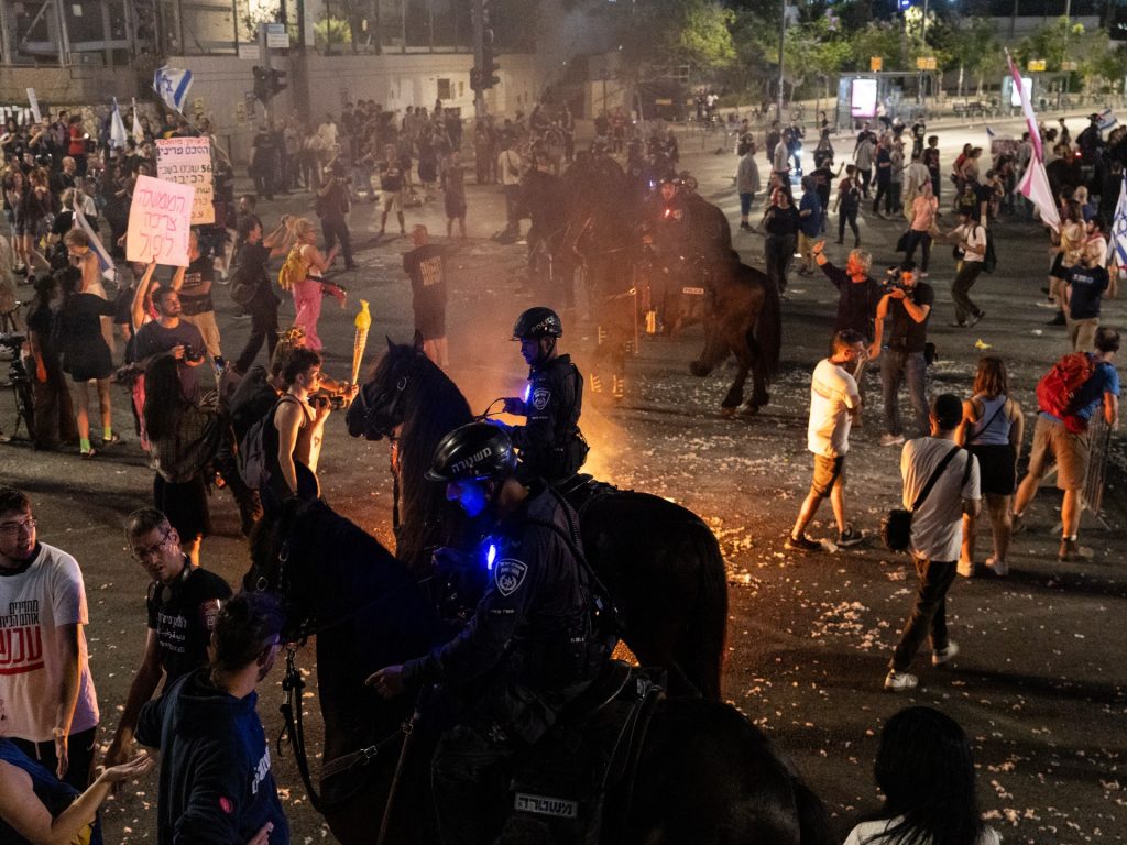 قمع واعتقالات في مظاهرات حاشدة بإسرائيل للمطالبة بوقف الحرب