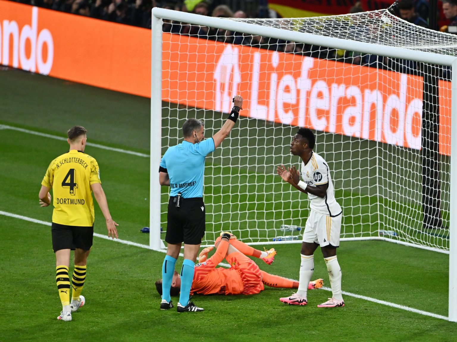 هل حرم الحكم دورتموند من ضربة جزاء بمواجهة ريال مدريد في نهائي دوري الأبطال؟