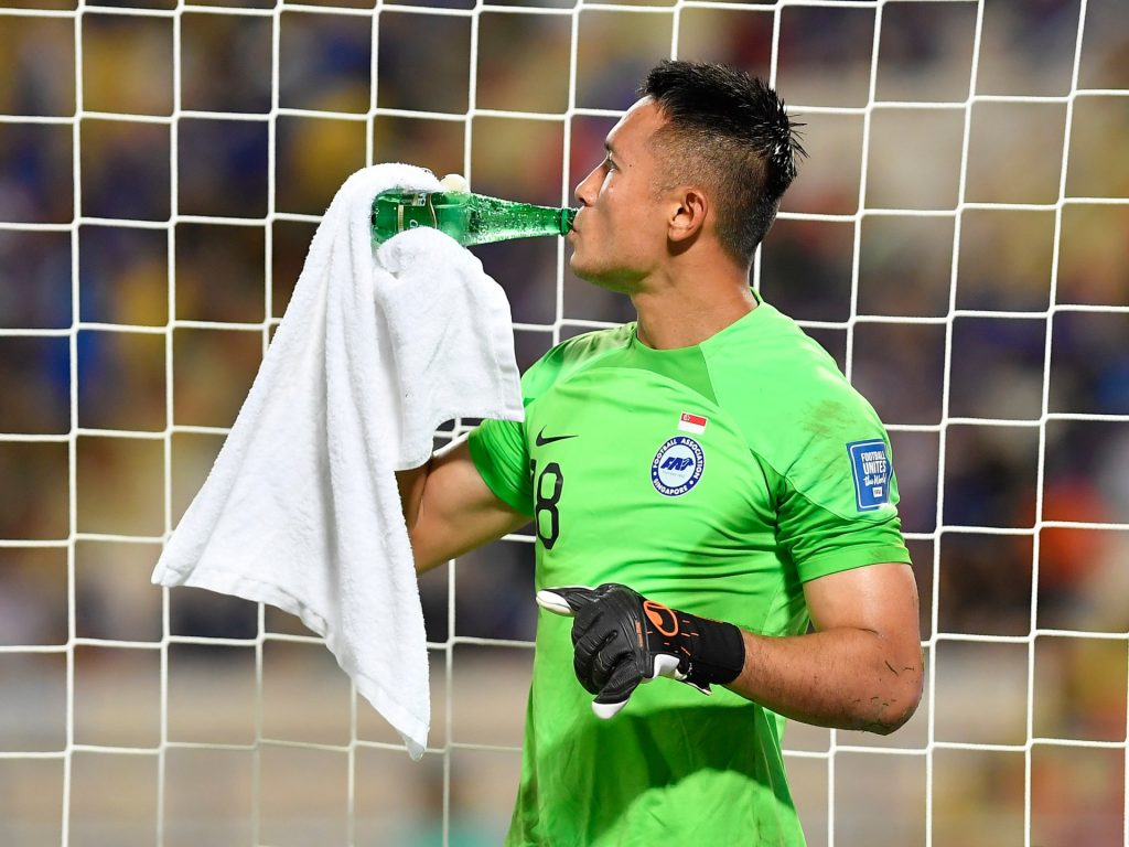 لسبب غريب.. حارس مرمى سنغافورة يطالب الجماهير الصينية بإيقاف إرسال الأموال له