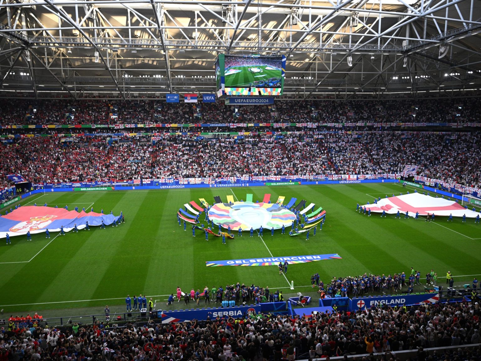 “يويفا” ينفي صحة فيديو منتشر لمشجع قضى الليل في ملعب “غيلسنكيرشن” بألمانيا