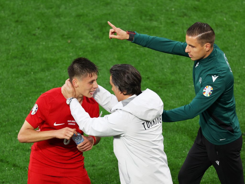 حادثة غريبة بين الإيطالي مونتيلا مدرب تركيا وأردا غولر