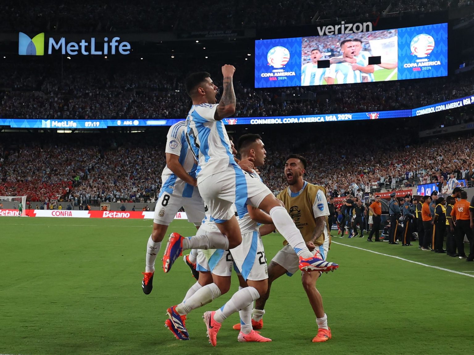 الأرجنتين تهزم تشيلي وتبلغ دور الثمانية بكوبا أميركا