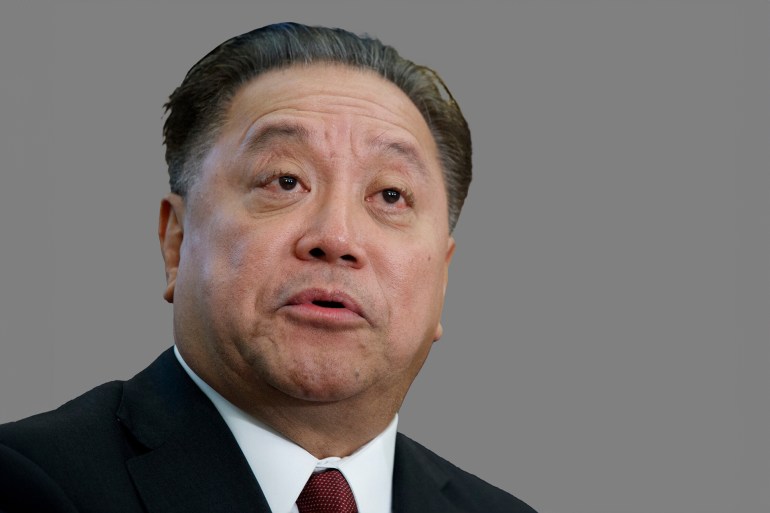 Hock Tan headshot, as Broadcom CEO, graphic element on gray - اسوشيتد برس