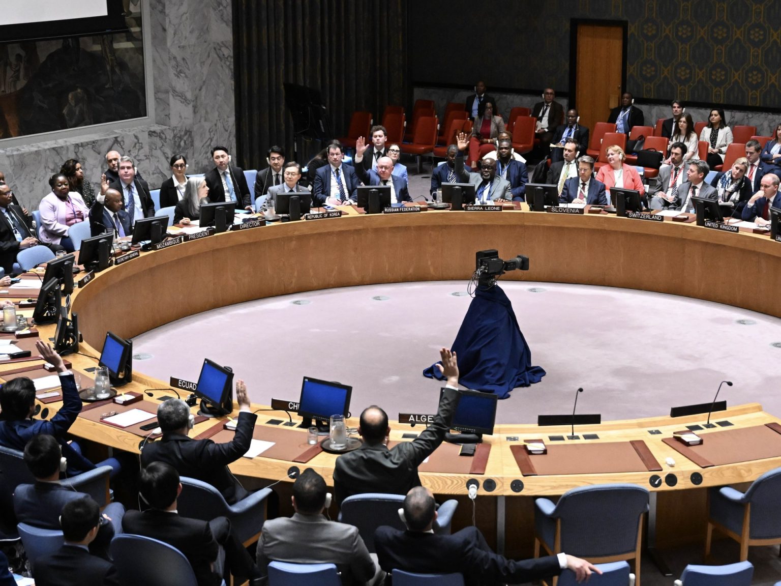 مجلس الأمن يتبنى قرارا أميركيا لوقف إطلاق النار بغزة وحماس ترحب