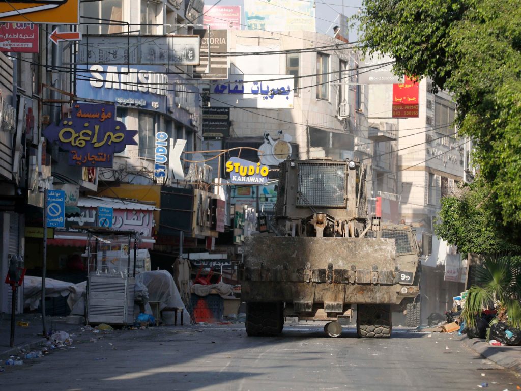 الاحتلال يقتحم مدنا وقرى بالضفة ويعتقل 35 فلسطينيا