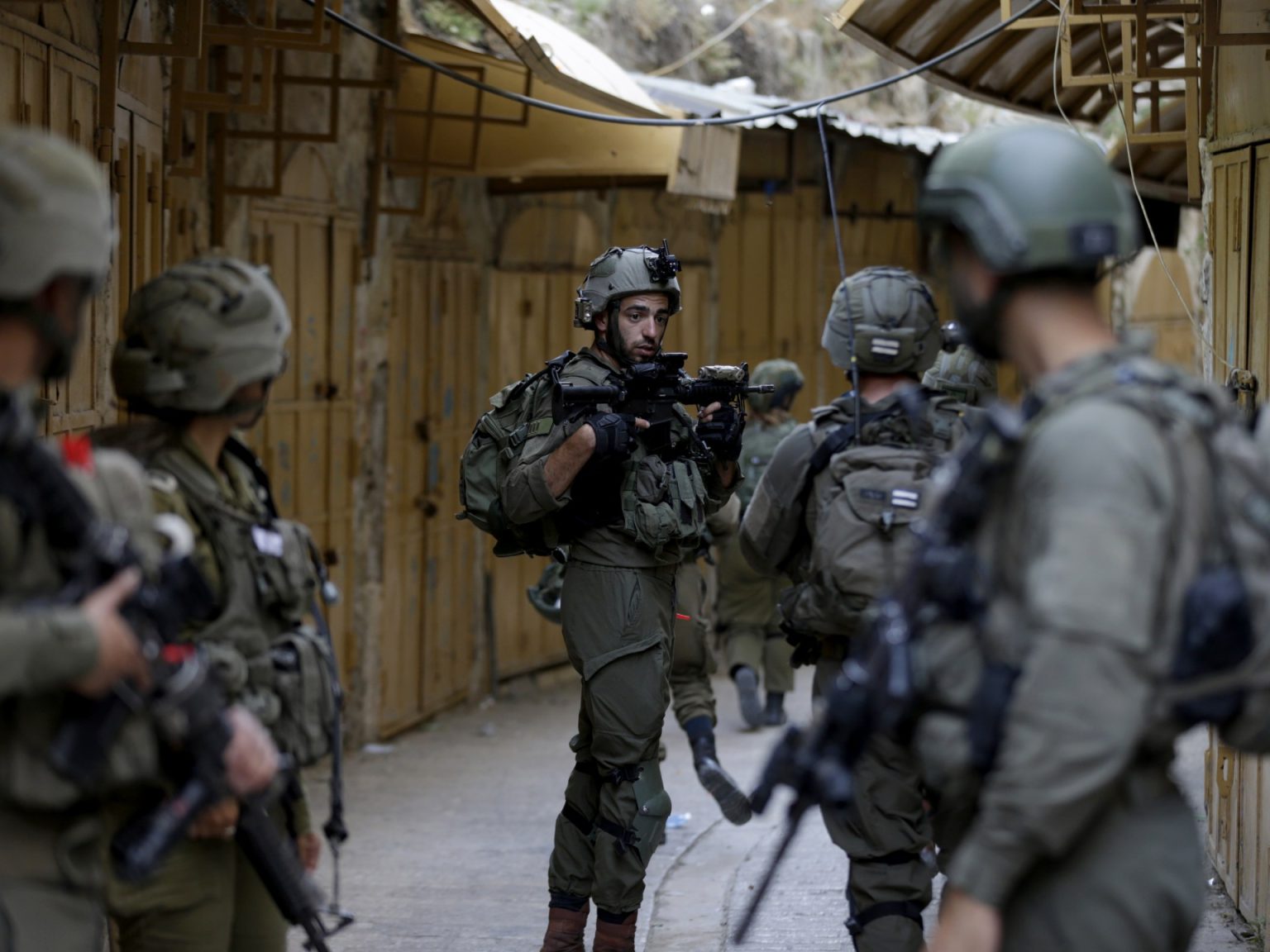 إصابات في الضفة والاحتلال يعتقل عددا من الفلسطينيين