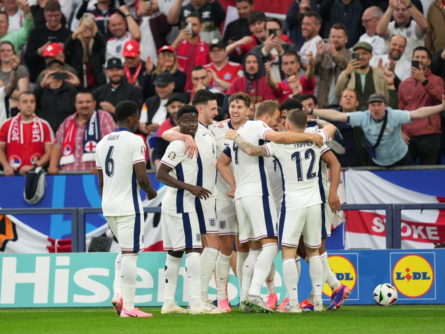 شاهد.. إنجلترا تعاني لتهزم صربيا وسلوفينيا تنتزع تعادلا بطعم الفوز من الدانمارك