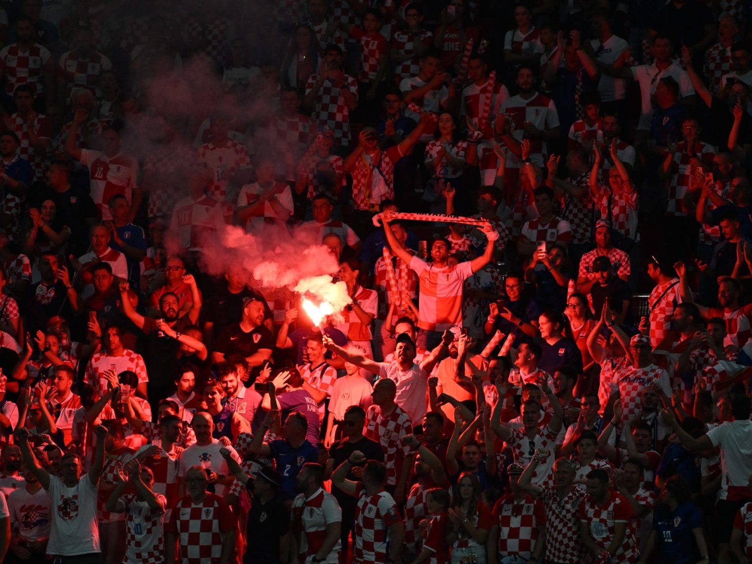 إصابات واعتقالات وتهم جنائية لجماهير في مباراة إيطاليا وكرواتيا