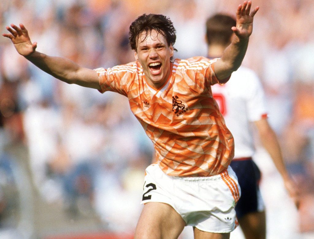 رقم بلاتيني القياسي وهدف فان باستن الرائع.. أبرز اللحظات التاريخية بأمم أوروبا