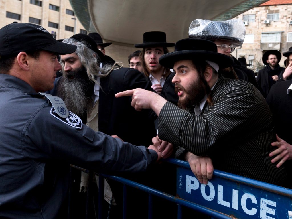 كتاب إسرائيليون يقيّمون قرار المحكمة العليا بشأن تجنيد الحريديم