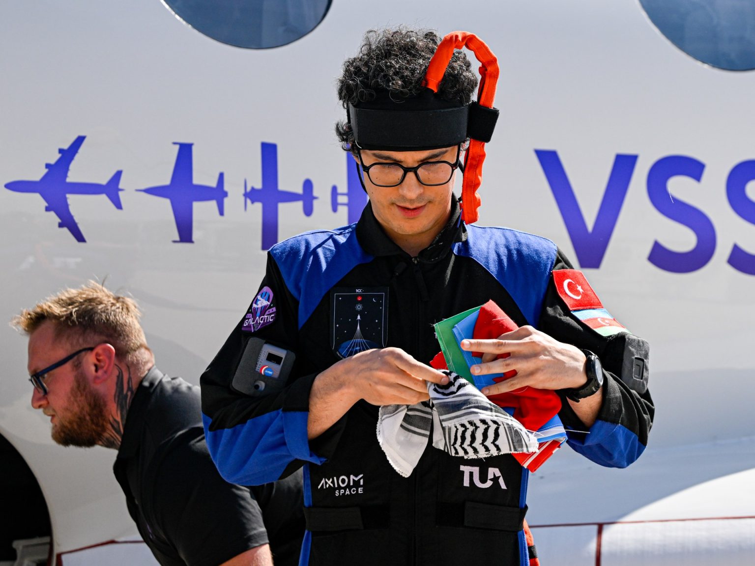 رائد فضاء تركي يحمل الكوفية الفلسطينية على متن رحلته