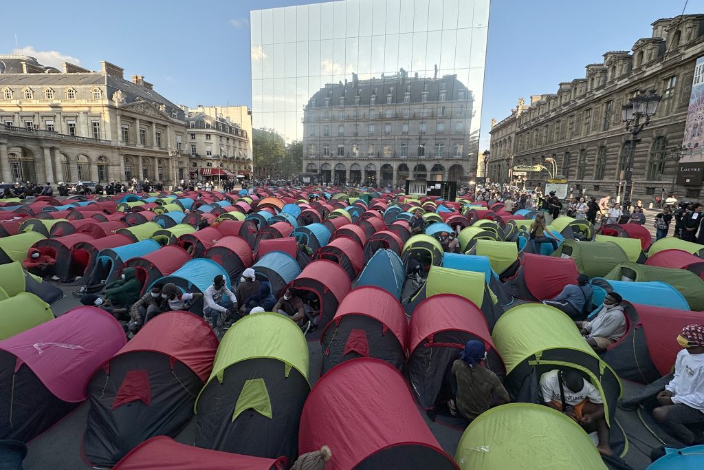 نيويورك تايمز: تفشي النظرة السلبية تجاه المهاجرين في فرنسا وأميركا يغذي التوترات