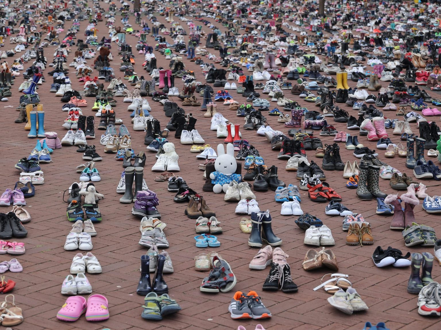 بالأحذية والملابس الملطخة بالدماء.. متظاهرون ينددون بمجازر الاحتلال في غزة