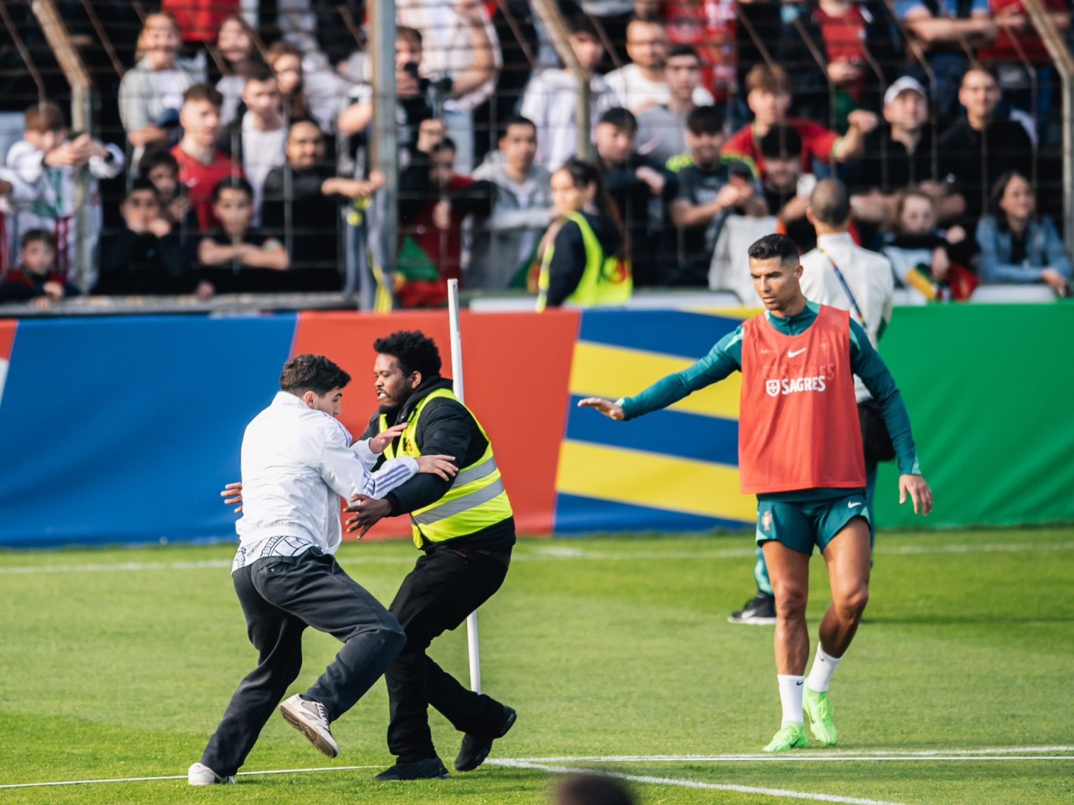 جنون جماهيري في استقبال رونالدو وحضور تدريباته بألمانيا.. هكذا وصفه مغردون