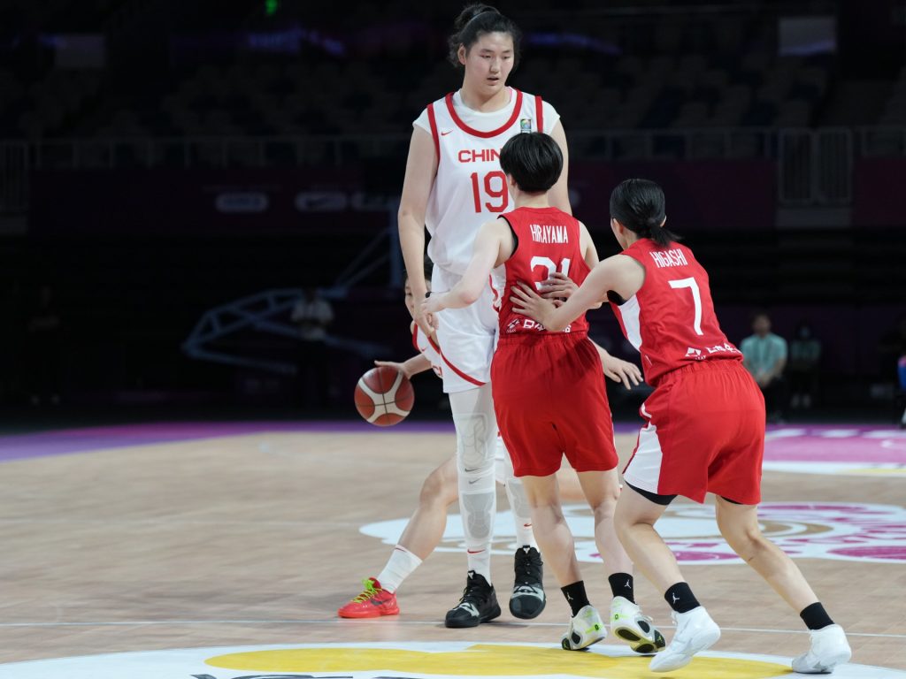 طولها متران و20 سنتيمترا.. فيديوهات لاعبة صينية تجتاح مواقع التواصل