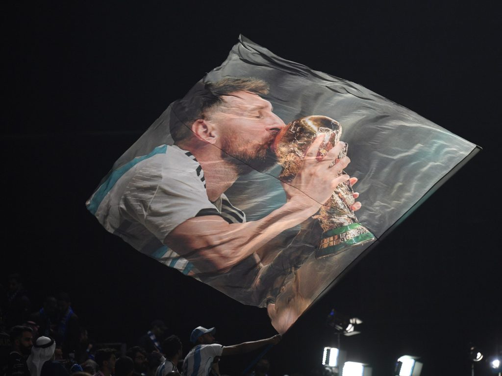 النجم الأرجنتيني ليونيل ميسي يحتفل بعيده الـ37