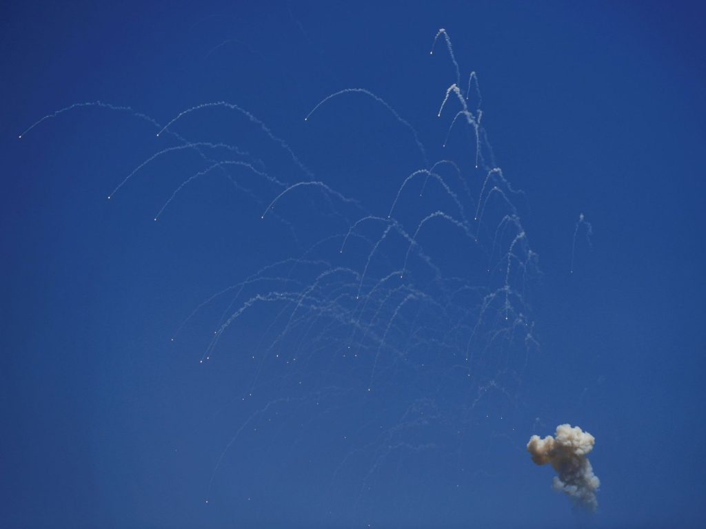 100 صاروخ في عدة دقائق.. خمسة أسرار تفسر قوة منظومة حزب الله الصاروخية؟