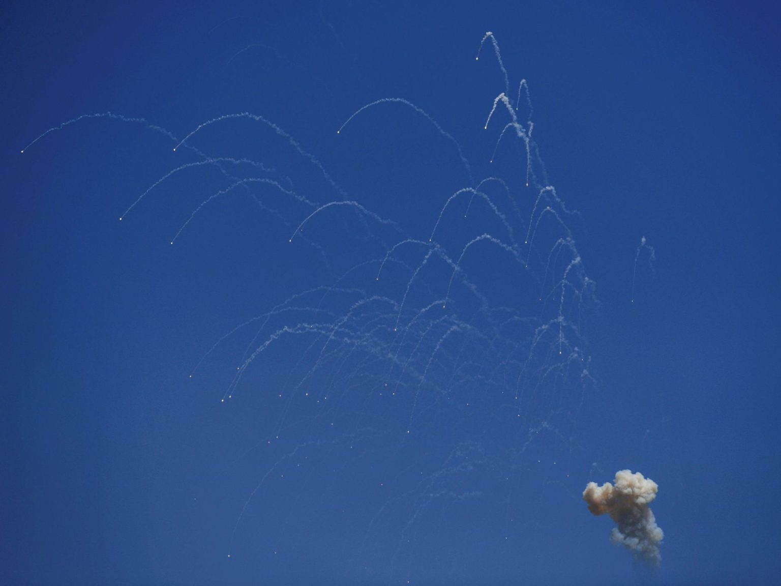 100 صاروخ في عدة دقائق.. خمسة أسرار تفسر قوة منظومة حزب الله الصاروخية؟